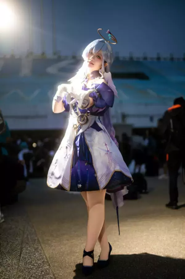 「【コスプレ】大きな瞳が魅せる透明感と優雅なポージングにうっとり！台湾美女による『崩壊：スターレイル』ロビンの笑顔に癒される【写真7枚】」の画像