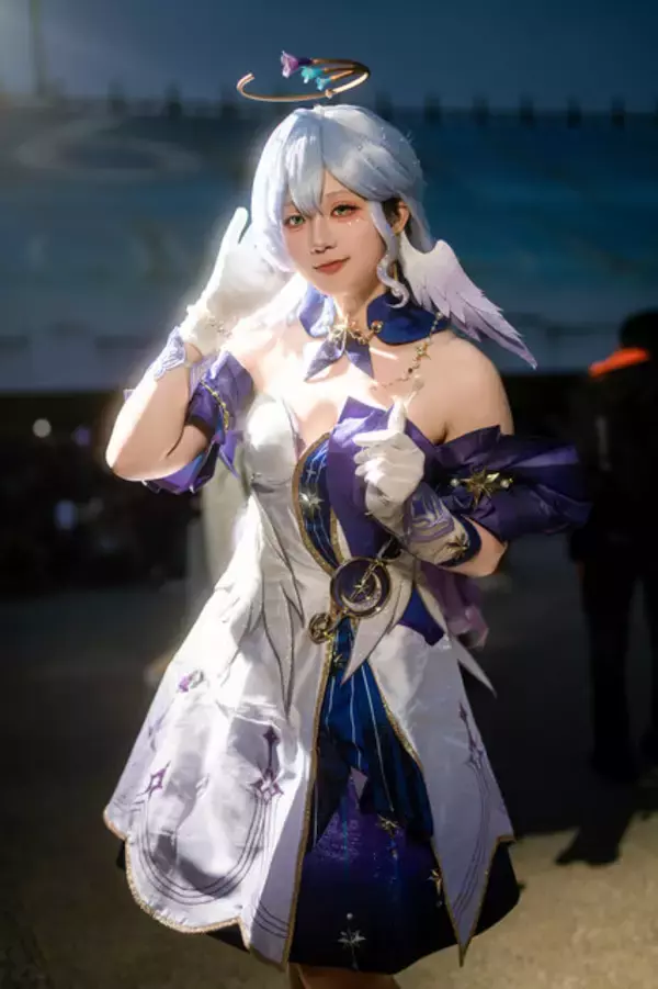 「【コスプレ】大きな瞳が魅せる透明感と優雅なポージングにうっとり！台湾美女による『崩壊：スターレイル』ロビンの笑顔に癒される【写真7枚】」の画像