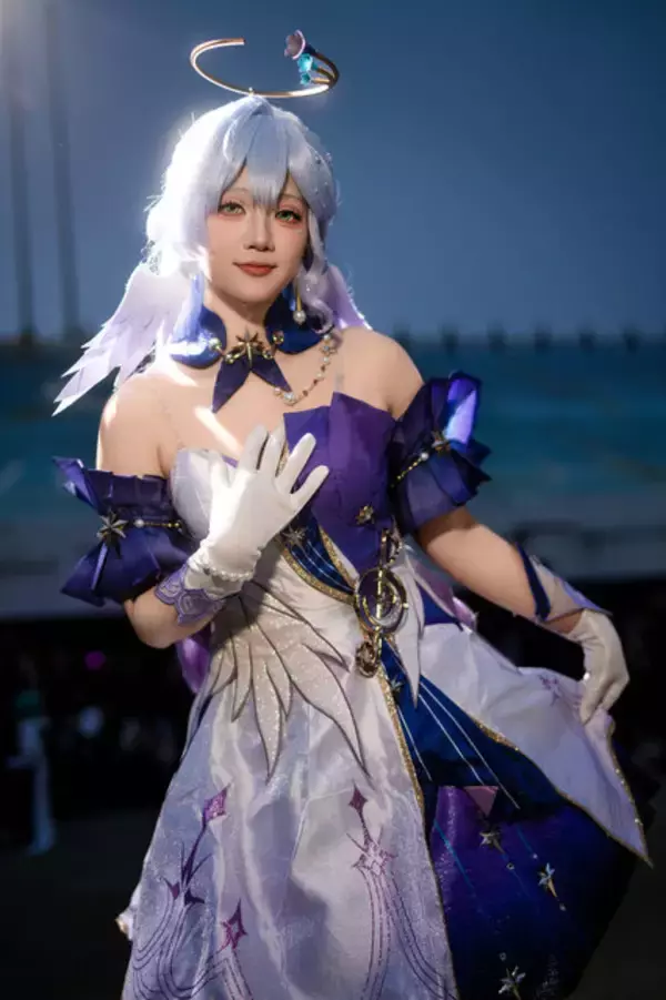 「【コスプレ】大きな瞳が魅せる透明感と優雅なポージングにうっとり！台湾美女による『崩壊：スターレイル』ロビンの笑顔に癒される【写真7枚】」の画像
