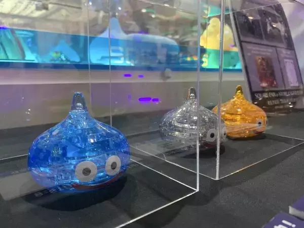 「『ドラクエ』クリスタルのように輝く「スライム」！初心者でも楽しめる立体ジグソーパズル全3種が美しい仕上がり」の画像