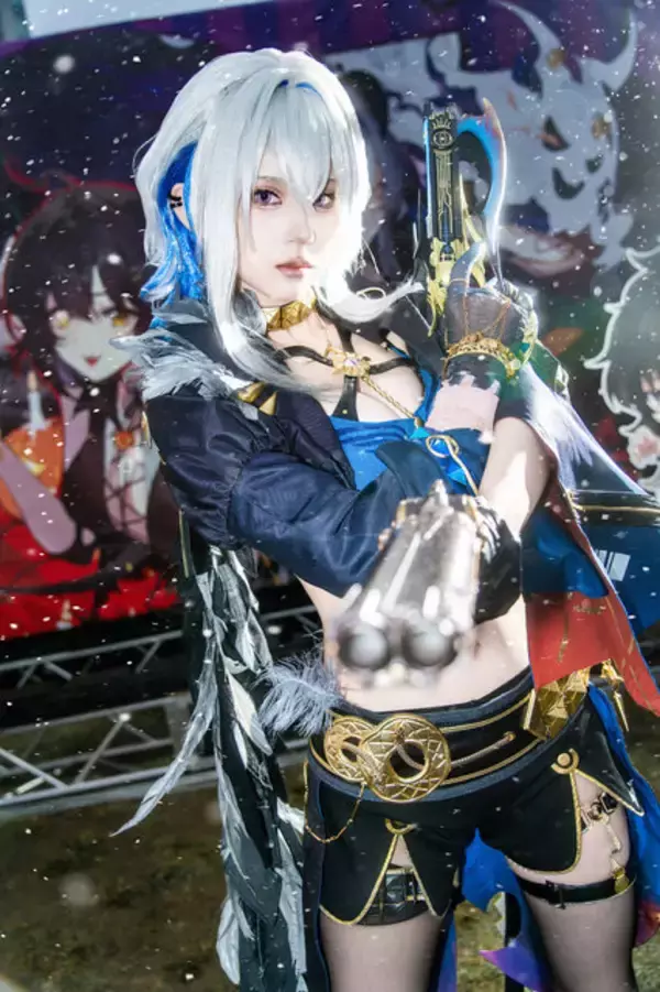 「【コスプレ】腰が細すぎる！透き通るような白い柔肌と美脚を武器に『鳴潮』ガルブレーナが推して参る【写真9枚】」の画像