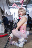 「【コスプレ】しっぽがキュートな振り向きポーズとうさ耳が可愛すぎ！『NIKKE』ミルクが魅惑のバニー姿を披露【写真8枚】」の画像3