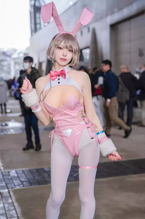 「【コスプレ】しっぽがキュートな振り向きポーズとうさ耳が可愛すぎ！『NIKKE』ミルクが魅惑のバニー姿を披露【写真8枚】」の画像