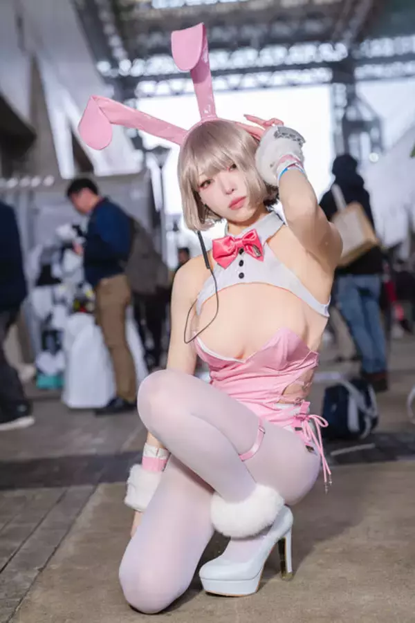「【コスプレ】しっぽがキュートな振り向きポーズとうさ耳が可愛すぎ！『NIKKE』ミルクが魅惑のバニー姿を披露【写真8枚】」の画像