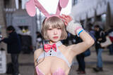 「【コスプレ】しっぽがキュートな振り向きポーズとうさ耳が可愛すぎ！『NIKKE』ミルクが魅惑のバニー姿を披露【写真8枚】」の画像8