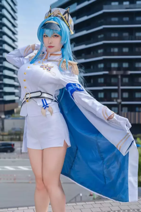 「【コスプレ】大胆なポージングが魅力！『NIKKE』ヘルムのかっこよさとセクシーさを見事に表現する人気レイヤー・山中おくら【写真9枚】」の画像