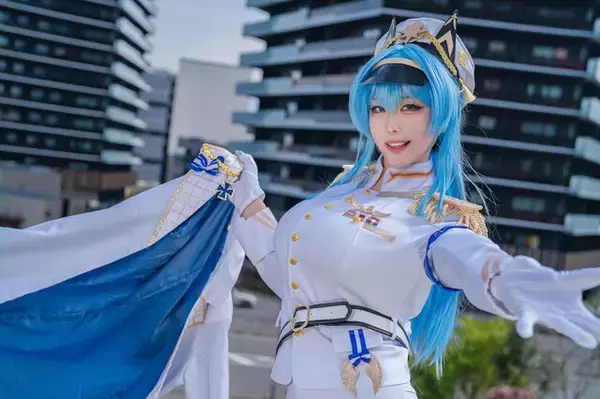 「【コスプレ】大胆なポージングが魅力！『NIKKE』ヘルムのかっこよさとセクシーさを見事に表現する人気レイヤー・山中おくら【写真9枚】」の画像