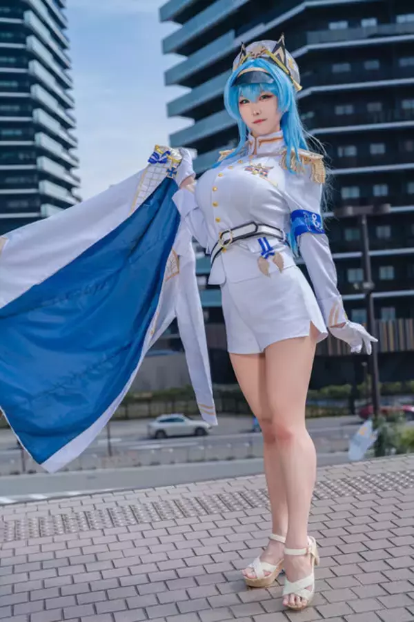 「【コスプレ】大胆なポージングが魅力！『NIKKE』ヘルムのかっこよさとセクシーさを見事に表現する人気レイヤー・山中おくら【写真9枚】」の画像