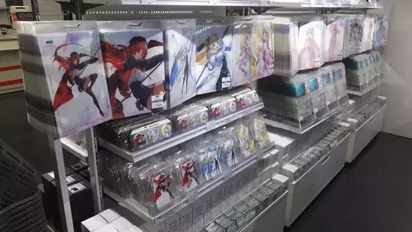 「『勝利の女神：NIKKE』展覧会の物販ブースは、取材中でも物欲が疼く……【フォトレポ】」の画像