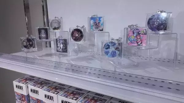 「『勝利の女神：NIKKE』展覧会の物販ブースは、取材中でも物欲が疼く……【フォトレポ】」の画像