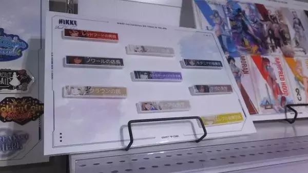 「『勝利の女神：NIKKE』展覧会の物販ブースは、取材中でも物欲が疼く……【フォトレポ】」の画像