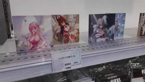 「『勝利の女神：NIKKE』展覧会の物販ブースは、取材中でも物欲が疼く……【フォトレポ】」の画像