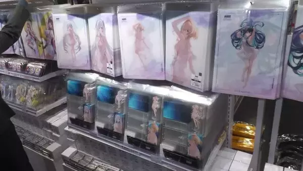 「『勝利の女神：NIKKE』展覧会の物販ブースは、取材中でも物欲が疼く……【フォトレポ】」の画像