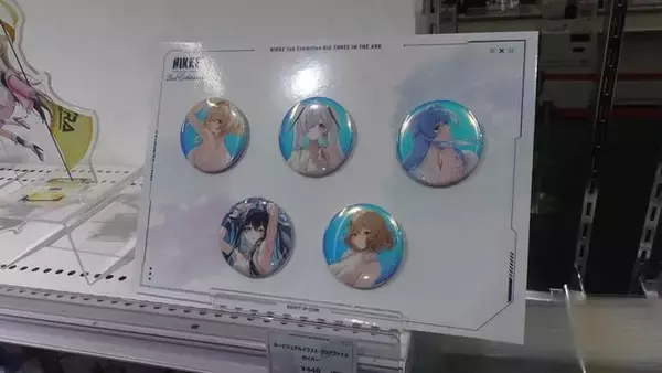 「『勝利の女神：NIKKE』展覧会の物販ブースは、取材中でも物欲が疼く……【フォトレポ】」の画像