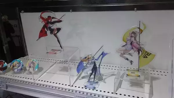 「『勝利の女神：NIKKE』展覧会の物販ブースは、取材中でも物欲が疼く……【フォトレポ】」の画像