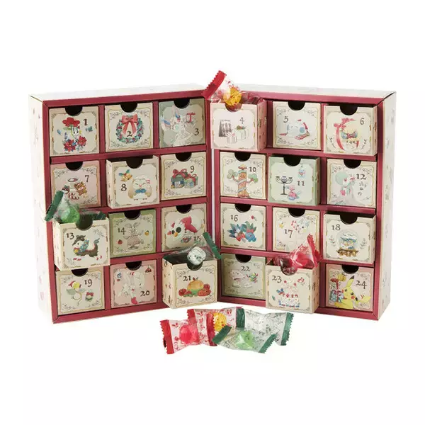 「ツリー姿の“ウソッキー”がセーターに！『ポケモン』ぬいぐるみやスノードームなど、クリスマス気分を盛り上げるグッズが展開」の画像