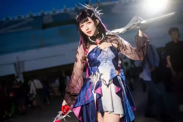 「【コスプレ】スラリとした長身を活かす立ち姿が完璧！台湾美女の『崩壊：スターレイル』セイレンスがハイクオリティすぎる【写真7枚】」の画像