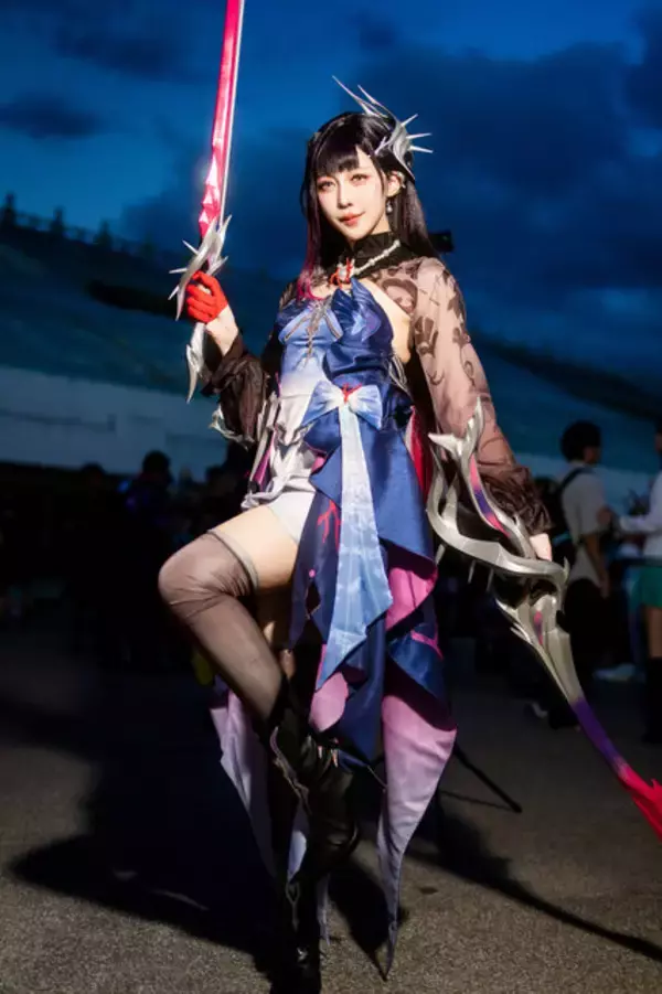 「【コスプレ】スラリとした長身を活かす立ち姿が完璧！台湾美女の『崩壊：スターレイル』セイレンスがハイクオリティすぎる【写真7枚】」の画像