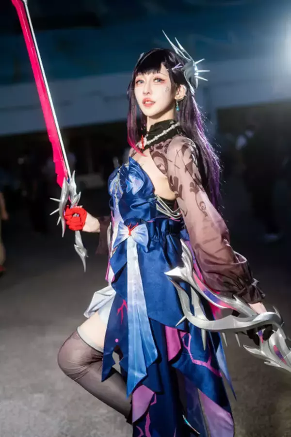 「【コスプレ】スラリとした長身を活かす立ち姿が完璧！台湾美女の『崩壊：スターレイル』セイレンスがハイクオリティすぎる【写真7枚】」の画像
