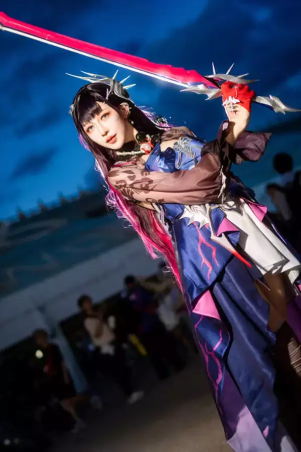 「【コスプレ】スラリとした長身を活かす立ち姿が完璧！台湾美女の『崩壊：スターレイル』セイレンスがハイクオリティすぎる【写真7枚】」の画像