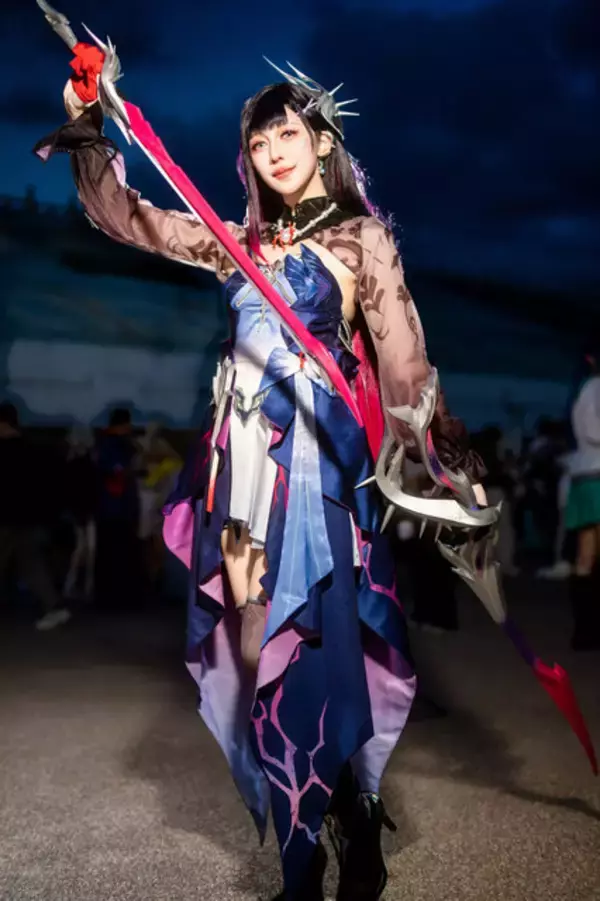 「【コスプレ】スラリとした長身を活かす立ち姿が完璧！台湾美女の『崩壊：スターレイル』セイレンスがハイクオリティすぎる【写真7枚】」の画像