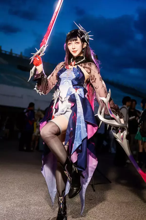 「【コスプレ】スラリとした長身を活かす立ち姿が完璧！台湾美女の『崩壊：スターレイル』セイレンスがハイクオリティすぎる【写真7枚】」の画像