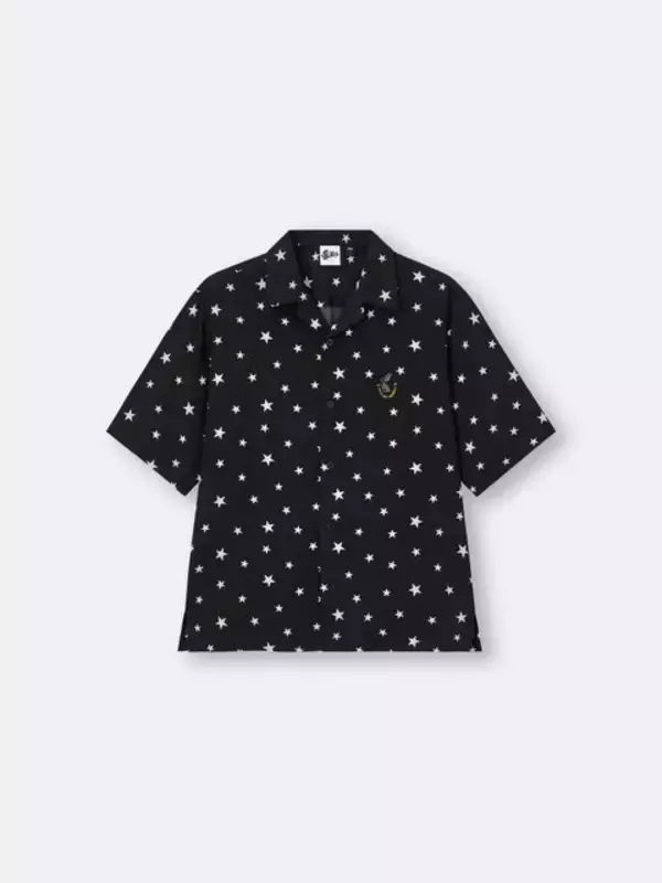 「GUから「ジョジョの奇妙な冒険」のコラボコレクション登場！承太郎とスタープラチナ、4部キャラ集合のTシャツなど全11種を展開」の画像