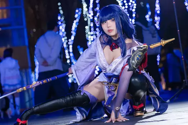 「【コスプレ】新体操の経験を生かした美しくしなやかなポージングは必見！『原神』雷電将軍の大胆に魅せる美脚に釘付け【写真11枚】」の画像