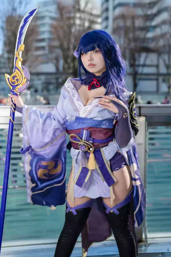 「【コスプレ】新体操の経験を生かした美しくしなやかなポージングは必見！『原神』雷電将軍の大胆に魅せる美脚に釘付け【写真11枚】」の画像