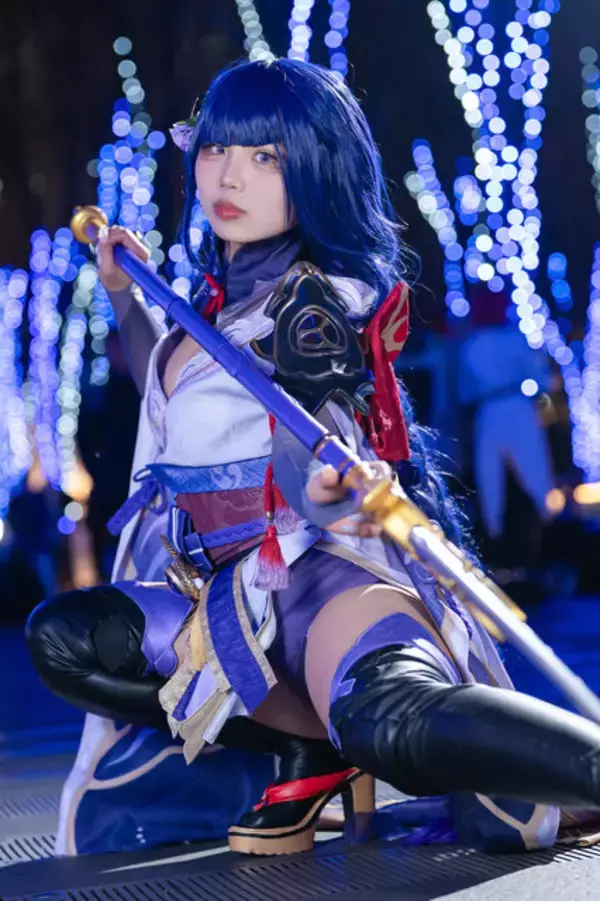 「【コスプレ】新体操の経験を生かした美しくしなやかなポージングは必見！『原神』雷電将軍の大胆に魅せる美脚に釘付け【写真11枚】」の画像