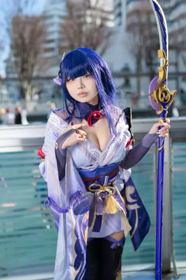 「【コスプレ】新体操の経験を生かした美しくしなやかなポージングは必見！『原神』雷電将軍の大胆に魅せる美脚に釘付け【写真11枚】」の画像
