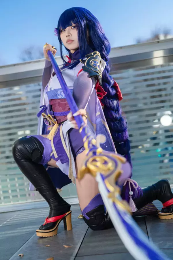 「【コスプレ】新体操の経験を生かした美しくしなやかなポージングは必見！『原神』雷電将軍の大胆に魅せる美脚に釘付け【写真11枚】」の画像