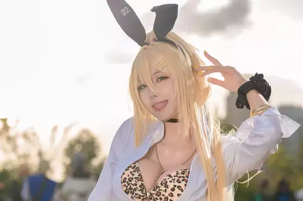 【コスプレ】クリスマス間近！セクシーな『NIKKE』ルピーとのショッピングデートに妄想膨らむ―人気レイヤー・山中おくら【写真9枚】