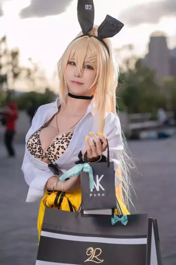 「【コスプレ】クリスマス間近！セクシーな『NIKKE』ルピーとのショッピングデートに妄想膨らむ―人気レイヤー・山中おくら【写真9枚】」の画像