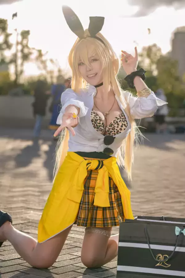 「【コスプレ】クリスマス間近！セクシーな『NIKKE』ルピーとのショッピングデートに妄想膨らむ―人気レイヤー・山中おくら【写真9枚】」の画像