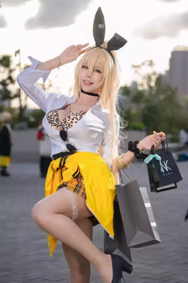 「【コスプレ】クリスマス間近！セクシーな『NIKKE』ルピーとのショッピングデートに妄想膨らむ―人気レイヤー・山中おくら【写真9枚】」の画像