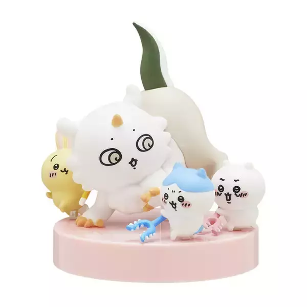 「「なんとかなれーッ」ちいかわの“討伐シーン”が臨場感あふれるフィギュア化！ラインナップは「あのこ、でかい鳥、豆腐擬態型」の全3種」の画像