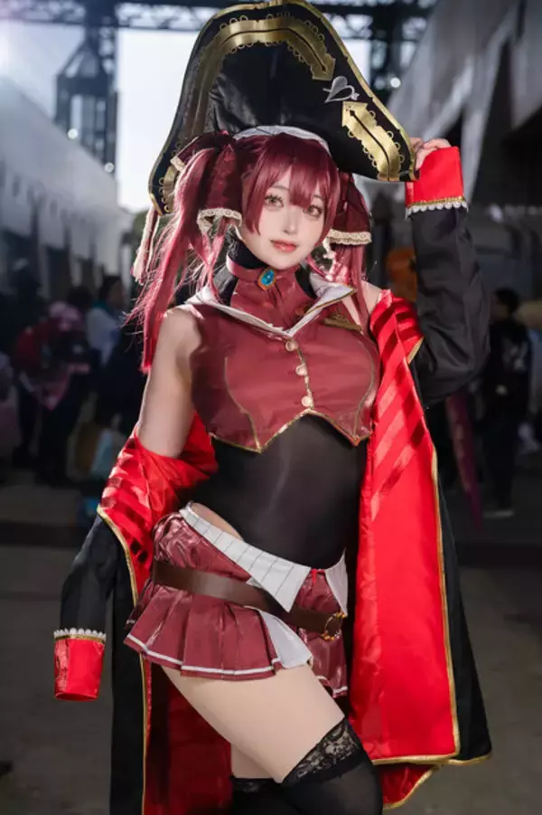 「【コスプレ】魅惑のS字ラインを作り出すポージング！マリン船長の女海賊衣装をセクシーに着こなす美女レイヤー【写真8枚】」の画像
