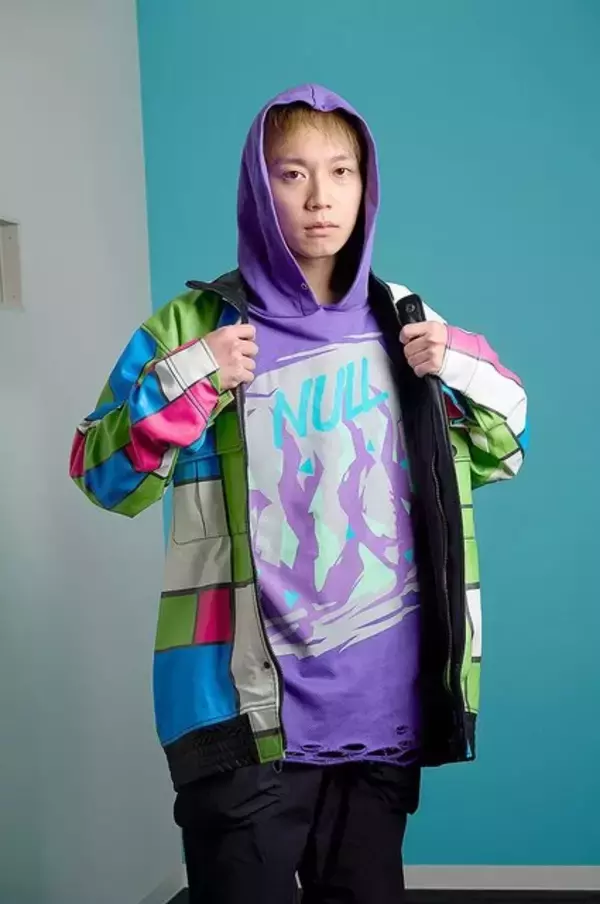 「『ウマ娘』エアシャカールの私服を完全再現！「NULL」パーカーと格子柄のジャケットが予約締切間近」の画像