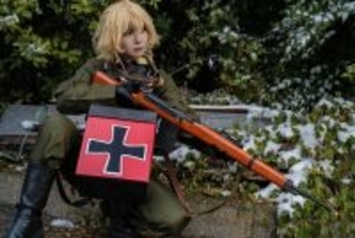 【コスプレ】銃を構えた「幼女戦記」ターニャの雪中行軍がかっこいい！実写版のようなハイクオリティな美女レイヤーが必見【写真8枚】