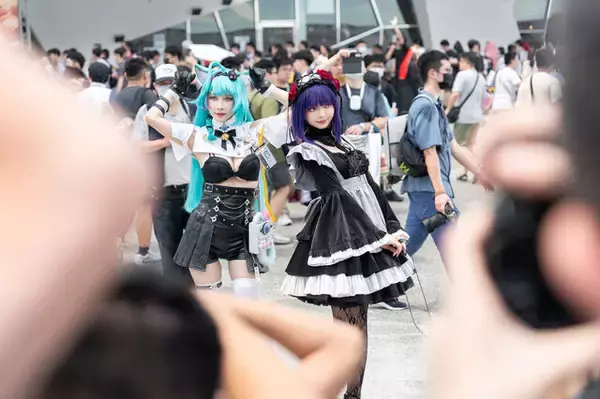 「【コスプレ】「着せ恋」雫たんが、囲み撮影される人気ぶり！スタイル抜群の台湾美女に迫る【写真9枚】」の画像