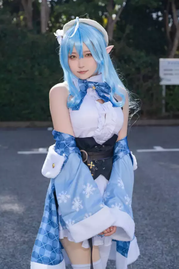 「【コスプレ】胸元から覗く素肌が気になる…！可憐でかわいいホロライブ・雪花ラミィを人気レイヤー・うりんが再現【プレイバック記事】」の画像