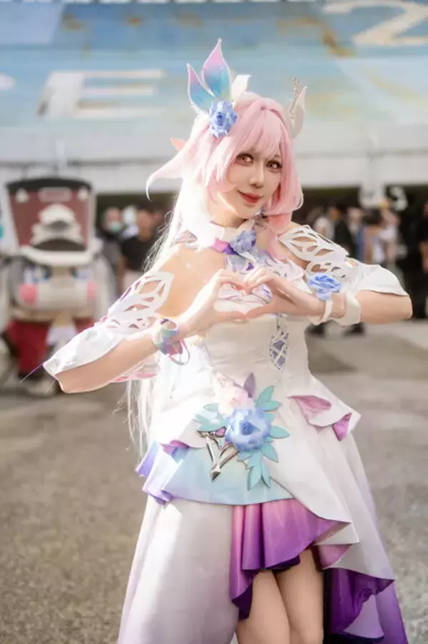 「【コスプレ】ドレスから覗くスラリとした美脚は必見！台湾美女の『崩壊：スターレイル』キュレネの微笑みに目を奪われる【写真7枚】」の画像