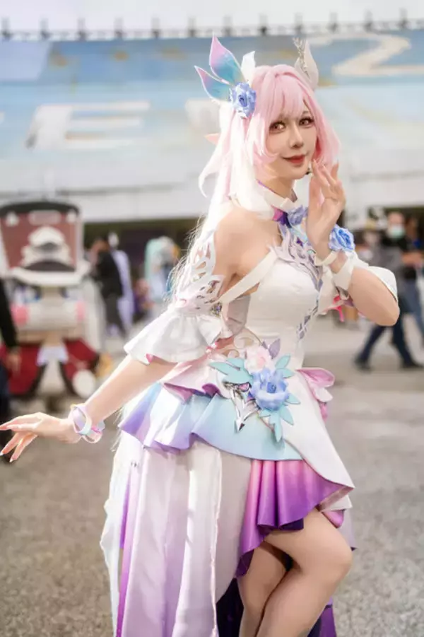 「【コスプレ】ドレスから覗くスラリとした美脚は必見！台湾美女の『崩壊：スターレイル』キュレネの微笑みに目を奪われる【写真7枚】」の画像