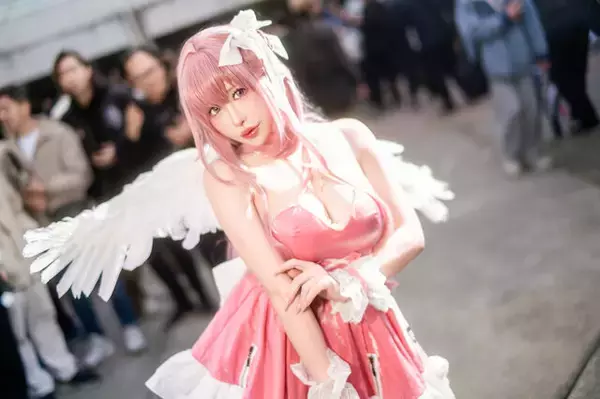 【コスプレ】天使のような『NIKKE』ドロシーの微笑みに目を奪われる！人気レイヤー・白田まいが魅せる美スタイルが完璧すぎた【写真7枚】