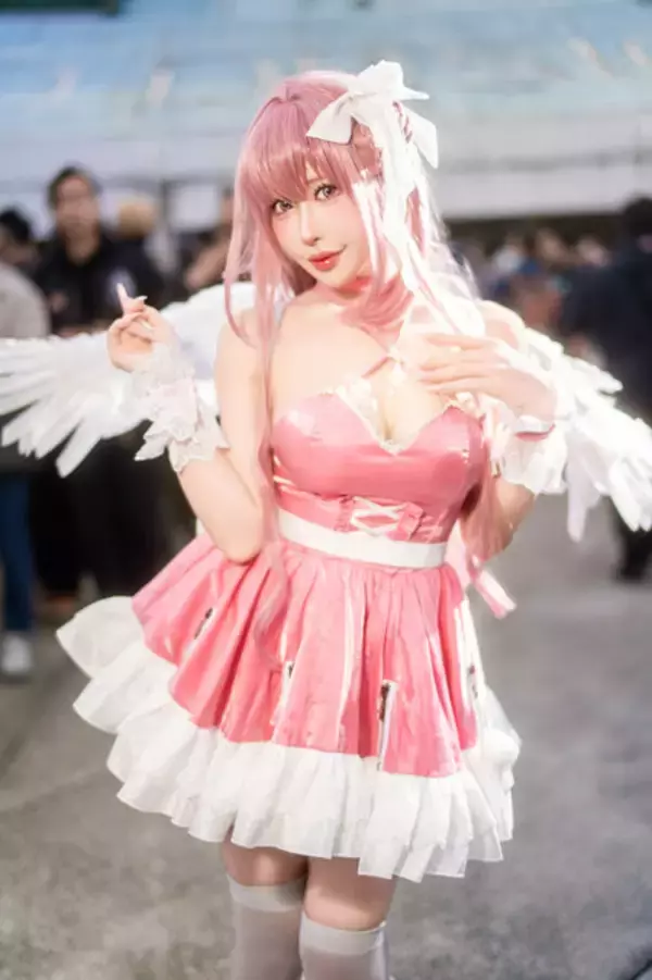 「【コスプレ】天使のような『NIKKE』ドロシーの微笑みに目を奪われる！人気レイヤー・白田まいが魅せる美スタイルが完璧すぎた【写真7枚】」の画像