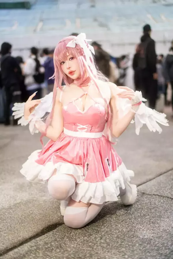 「【コスプレ】天使のような『NIKKE』ドロシーの微笑みに目を奪われる！人気レイヤー・白田まいが魅せる美スタイルが完璧すぎた【写真7枚】」の画像