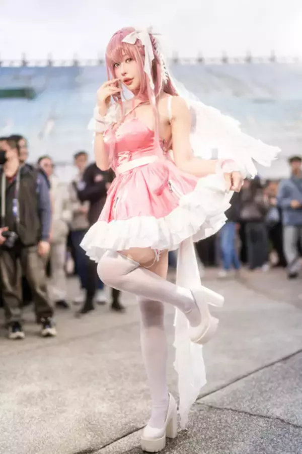 「【コスプレ】天使のような『NIKKE』ドロシーの微笑みに目を奪われる！人気レイヤー・白田まいが魅せる美スタイルが完璧すぎた【写真7枚】」の画像