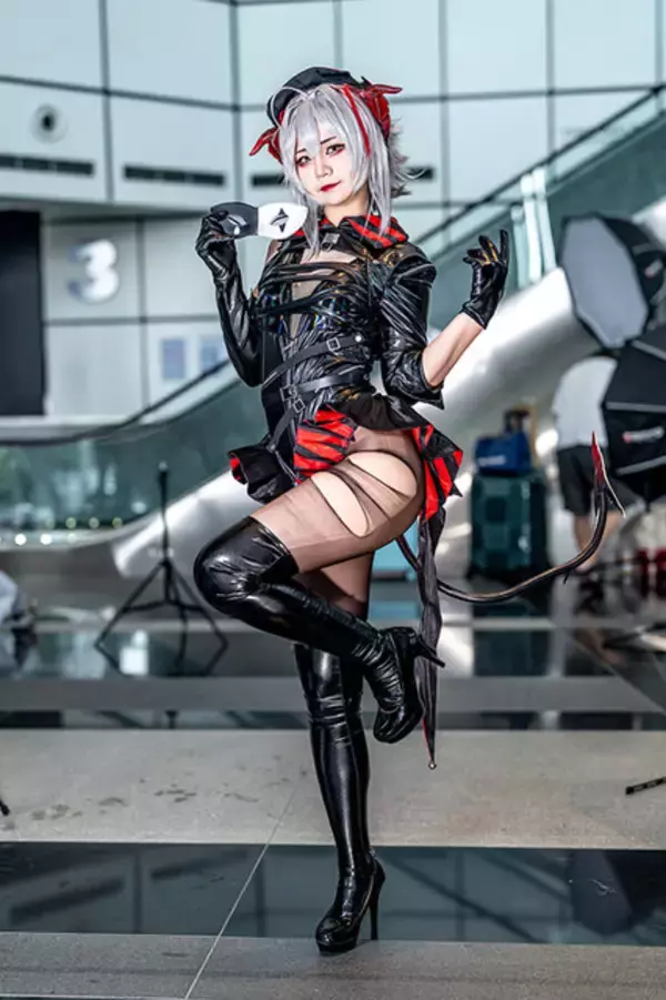 「【コスプレ】韓国美女レイヤー、『アークナイツ』Wのポージングが躍動！まるで楽器を奏でるように動きで世界観を伝える【写真7枚】」の画像