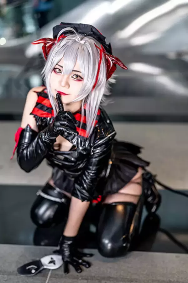 「【コスプレ】韓国美女レイヤー、『アークナイツ』Wのポージングが躍動！まるで楽器を奏でるように動きで世界観を伝える【写真7枚】」の画像